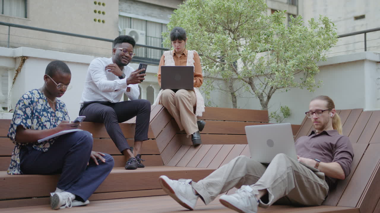 personas de negocios que trabajan remotamente al aire libre en la ciudad