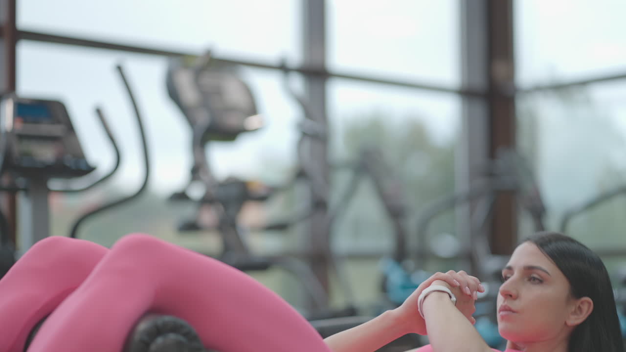 운동선수 여성 은 벤치 에 앉아 복부 근육 을 훈련 시킨다. 몸 의 개념 과 함께 복부 훈련. 벤치 에 앉아 복부 프레스 를 위한 크런치