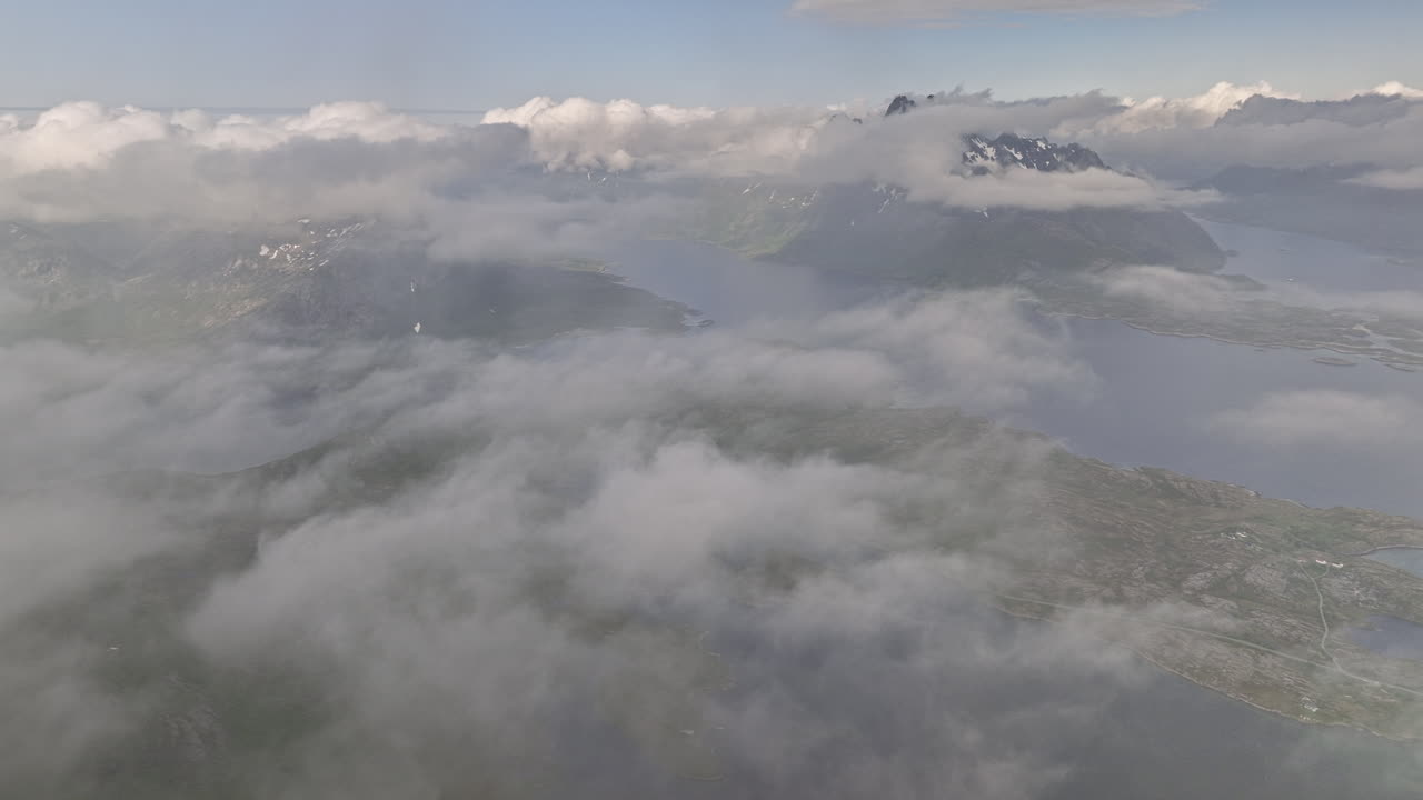 djevelporten norway 공중 v5 장관을 이루는 고고도 드론 플라이오버 패치로 husvågen 만과 험준한 산악경관을 위에서 캡처합니다 - mavic 3 cine으로 촬영 - 2022년 6월