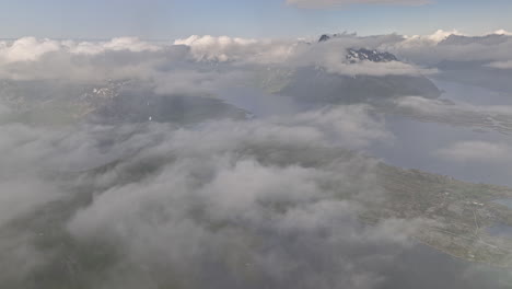 djevelporten noruega aérea v5 espectacular vuelo de drones de gran altitud parches de nubes dispersas que capturan la bahía de husvågen y el paisaje montañoso accidentado desde arriba - filmado con mavic 3 cine - junio de 2022