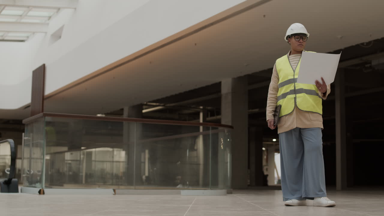 Operaio edile professionista con documenti
