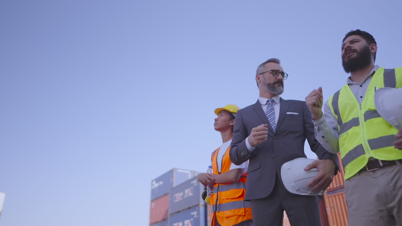 ingeniero profesional tiene experiencia, explicando el proceso de carga de carga al inversor o gerente escuchar. colaboración de socios en el negocio de logística, hablar y acordar proyecto, inversión, empleo o trabajar juntos.