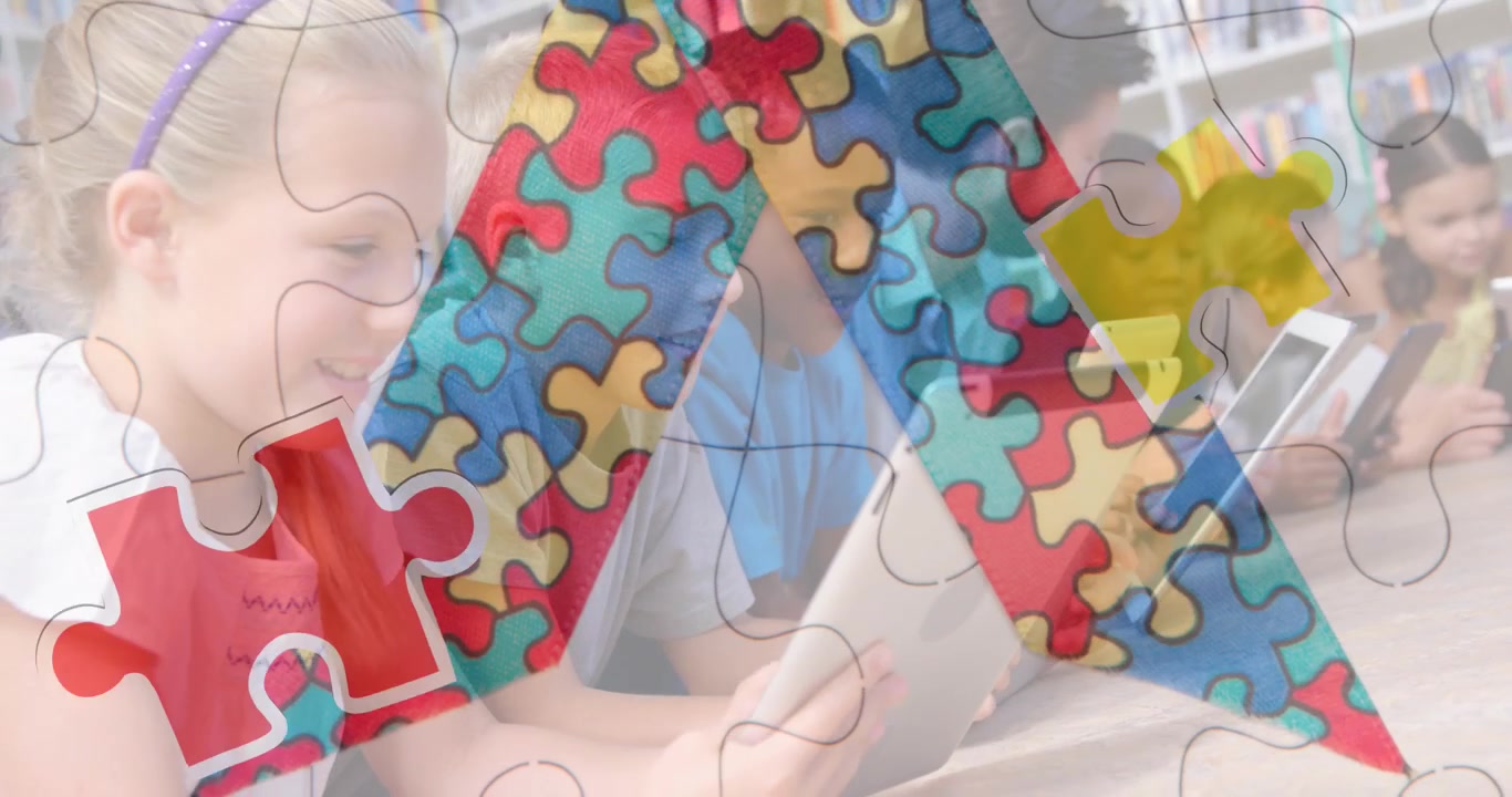 Icona di puzzle e nastro su uno sfondo di un gruppo eterogeneo di studenti che usano dispositivi elettronici a scuola.