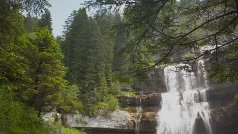 câmera lenta na cachoeira em uma reserva natural