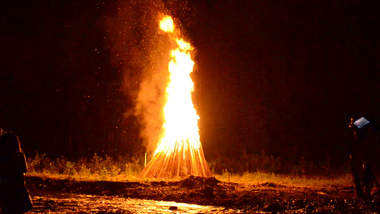 Fogo brilhante. Fogo para o feriado de Ivan Kupala, julho, verão, Ucrânia
