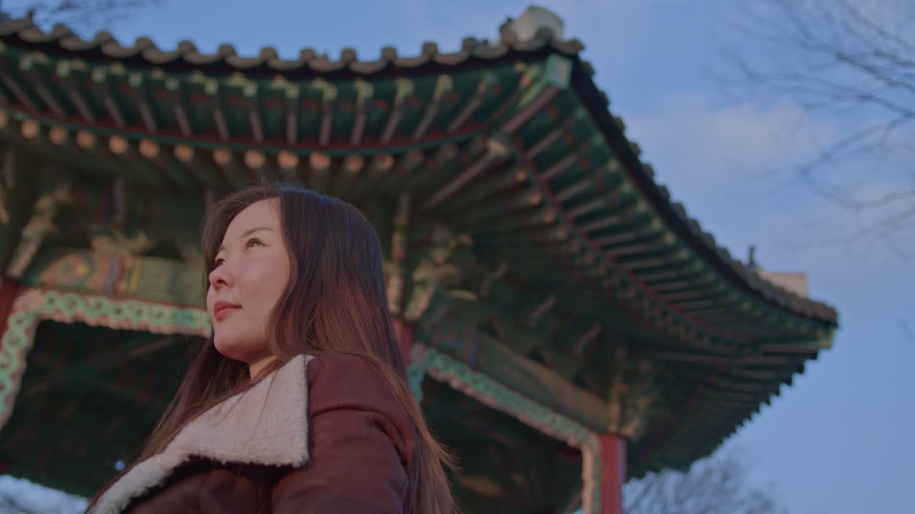 햇빛에 노출되는 아시아 건물 근처 야외에서 카메라에 아름다운 매력적인 귀여운 아시아 한국 중국 일본 여자 여자 모델 행위