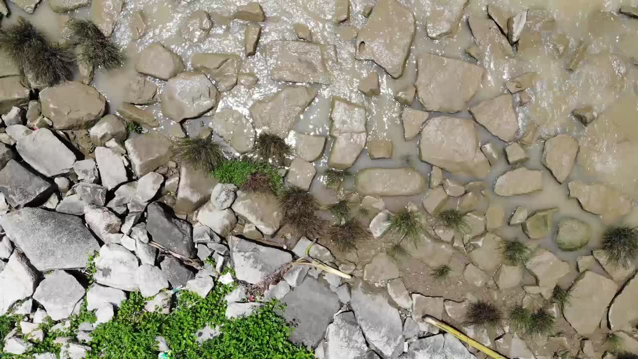 un dron en la costa rocosa revela una toma en macao