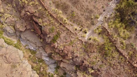 Trockenes-Flusstal-In-Der-Wüstenlandschaft-Von-Teneriffa,-Luftaufnahme-Von-Oben-Nach-Unten