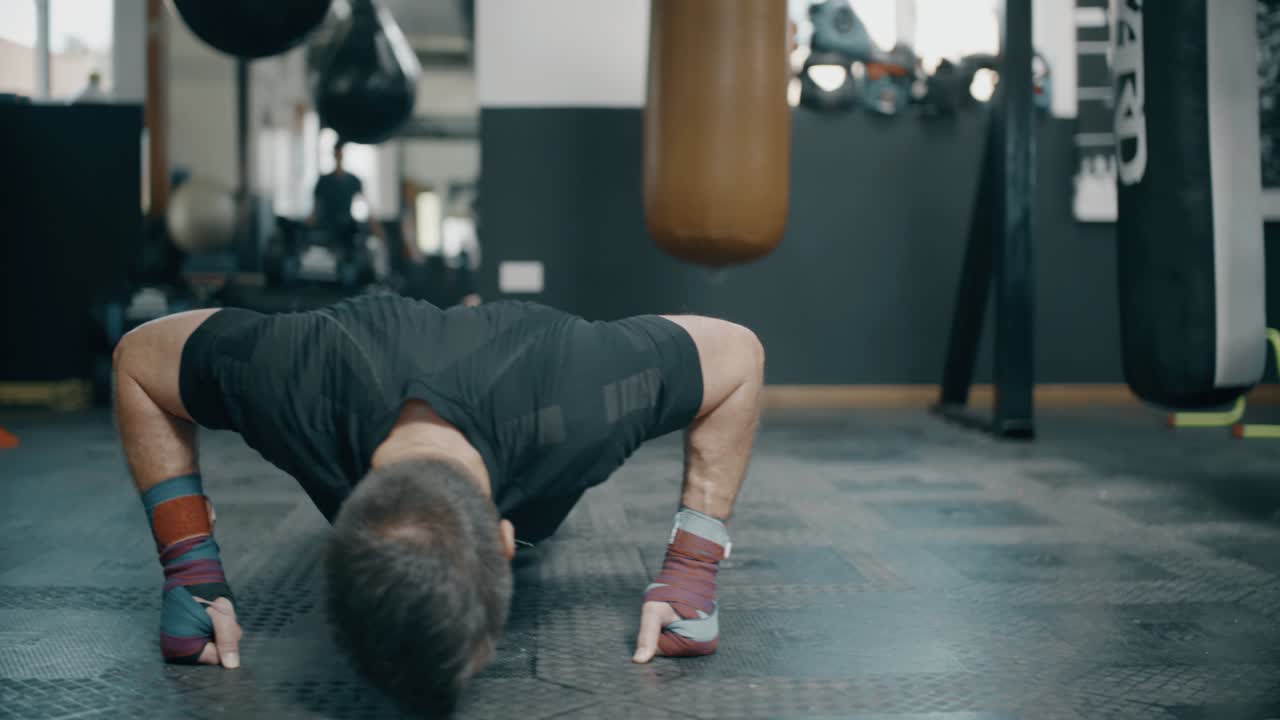 복싱 체육관에서 프레스 업을 하는 남자