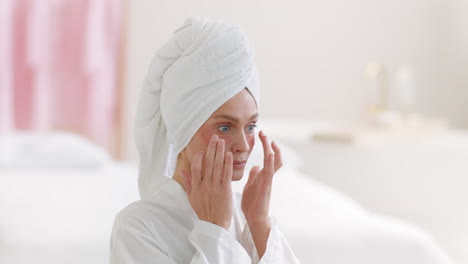 mujer aplicando parches en los ojos