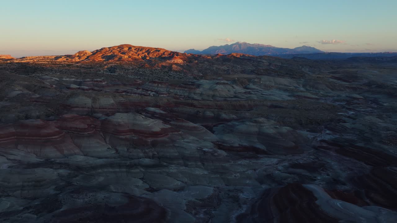 vista a vista de pájaro de las colinas de bentonita paisaje en utah al atardecer, ee.uu.