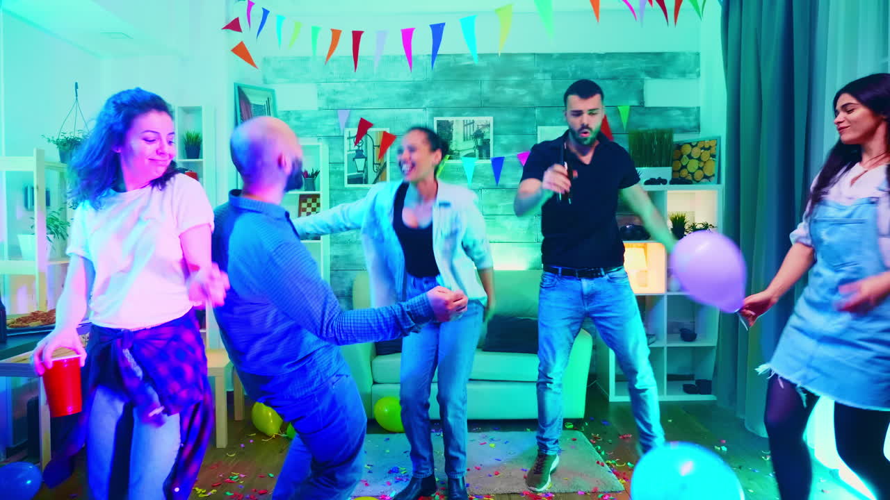 grupo de personas alegres y jóvenes bailando