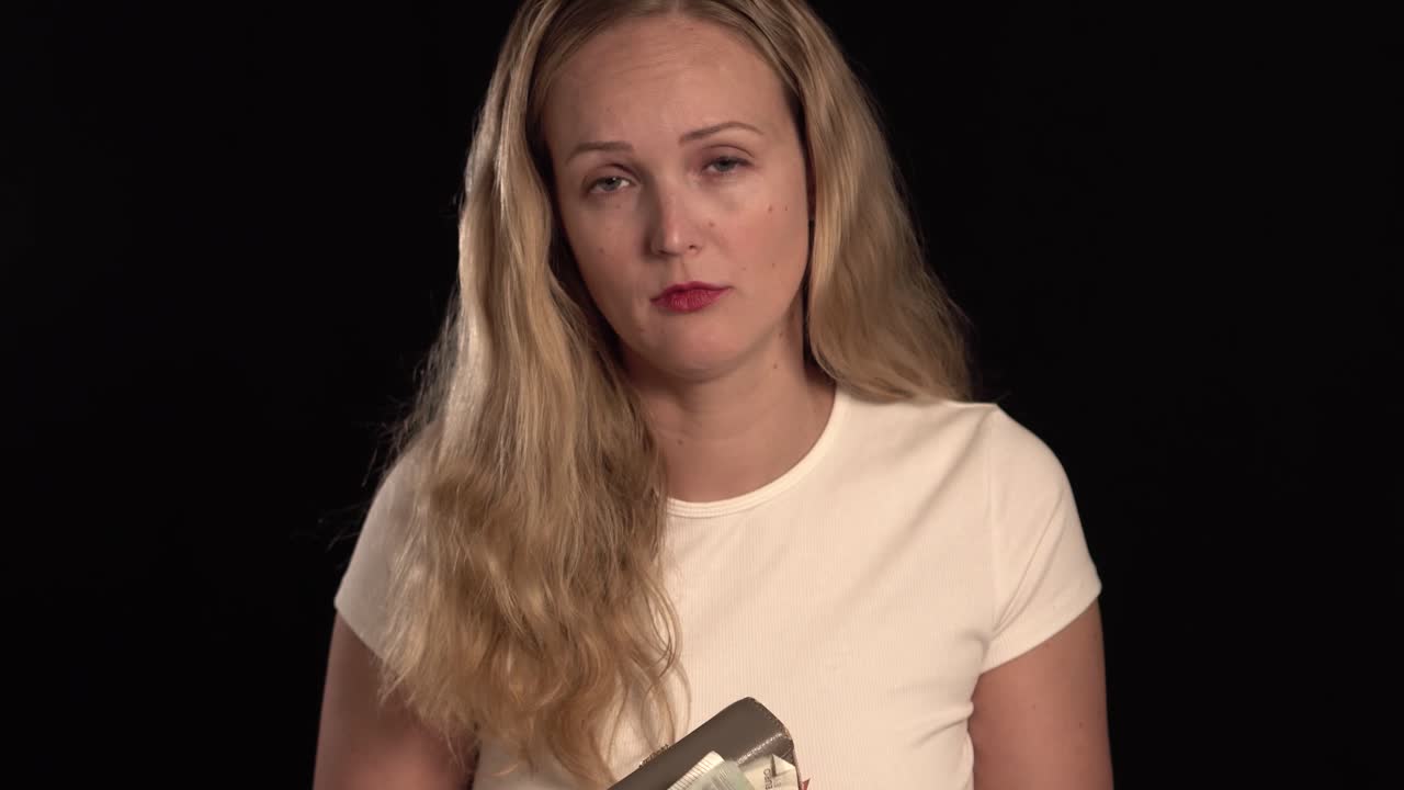 una chica rubia europea con problemas con su dinero.
