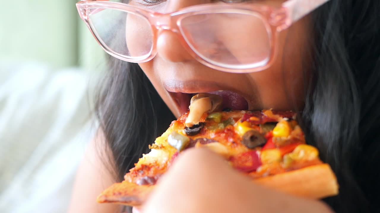 ragazza che mangia pizza