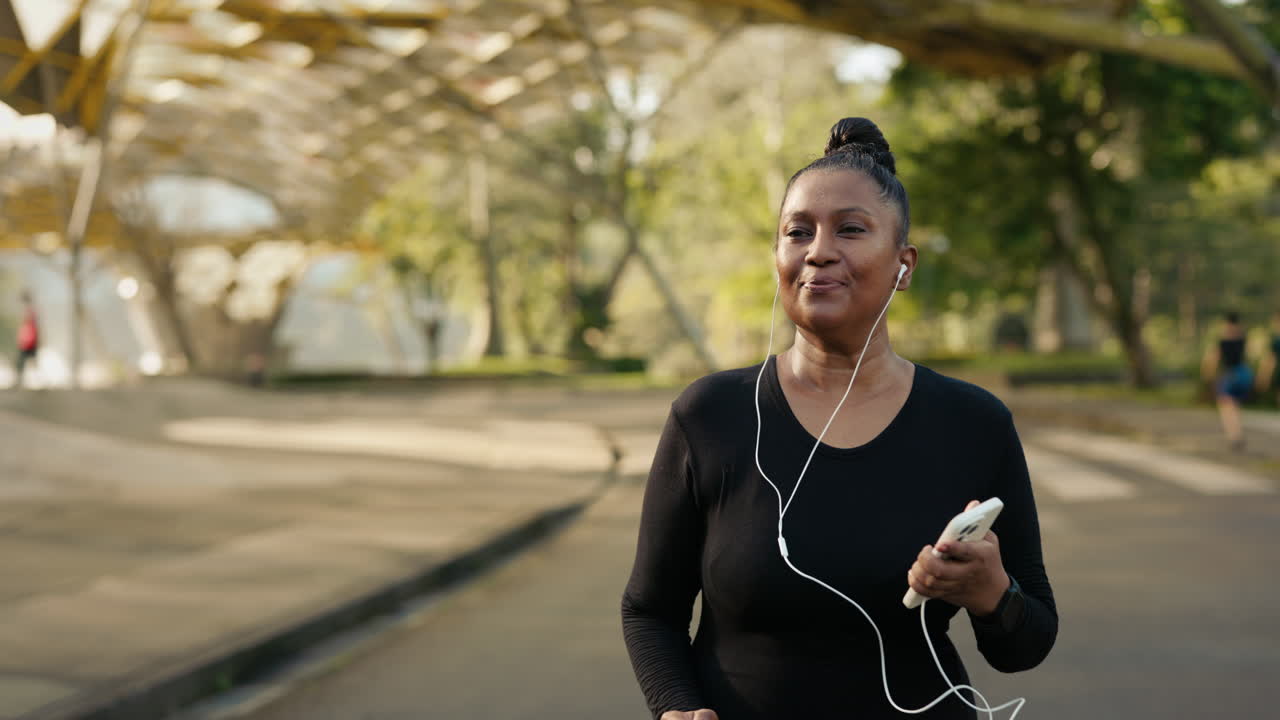 Mulher correndo no parque