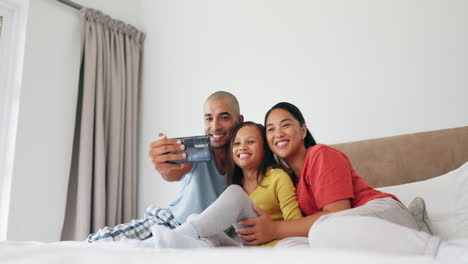 Cama,-Selfie-Y-Familia-Con-Felicidad.