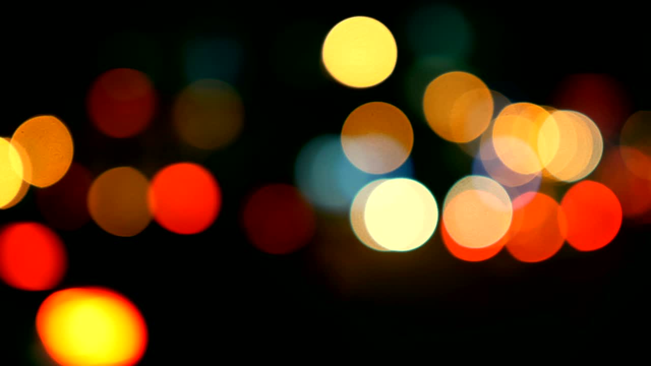 luces desenfocadas calle de los ángeles resumen. fondo borroso de la ciudad. círculos de bokeh en movimiento del tráfico nocturno.