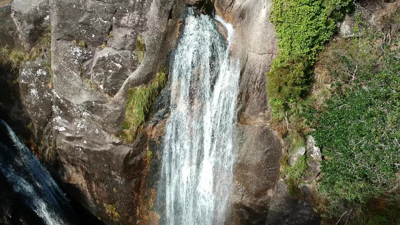 cascada filmada con el dron de abajo hacia arriba