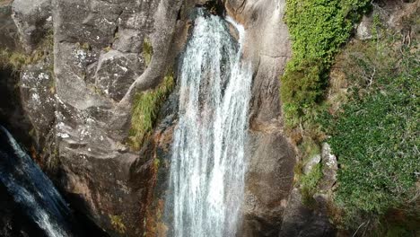 Wasserfall-Mit-Der-Drohne-Von-Unten-Nach-Oben-Gefilmt