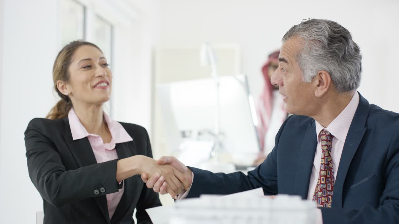 hombres de negocios árabes de oriente medio