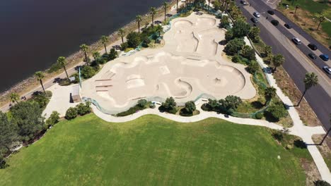 Aerial-Südkalifornien-San-Diego-Skatepark,-Der-Während-Der-Covid19-Coronavirus-Pandemie-Epidemie-Leer-Aufgegeben-Wurde