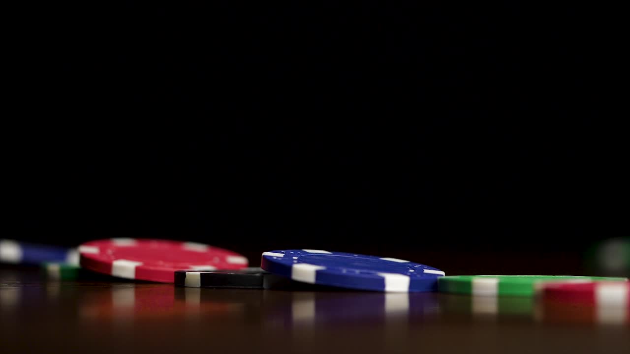 fichas de póquer en la mesa