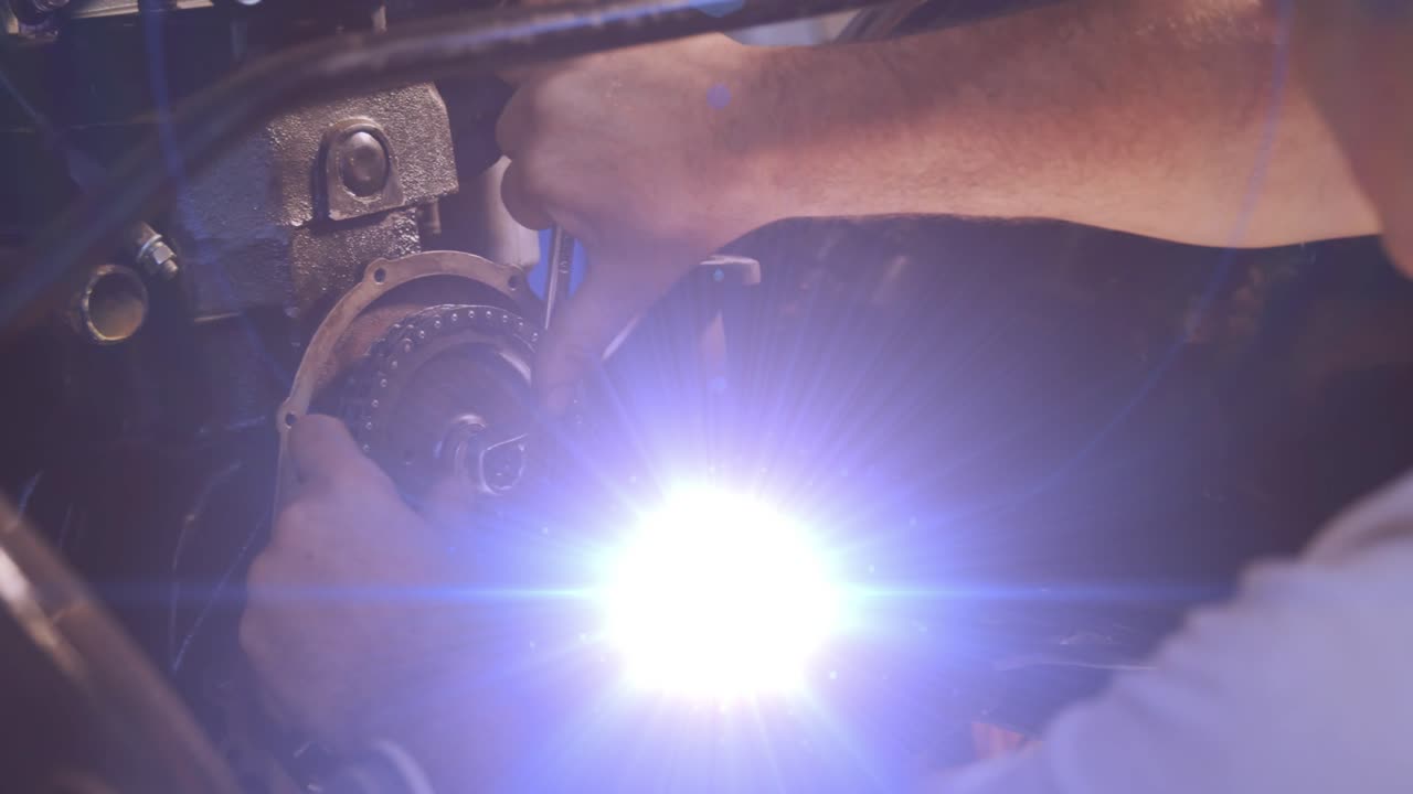 Animazione di punti luminosi su uomo caucasico che ripara un'auto