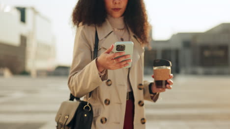 Mujer-De-Negocios,-Teléfono-Y-Café-En-La-Ciudad-Caminando