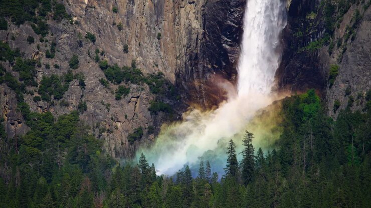 Primo piano di un arcobaleno nella nebbia alla base della Bridalveil Fall nel Parco Nazionale di Yosemite