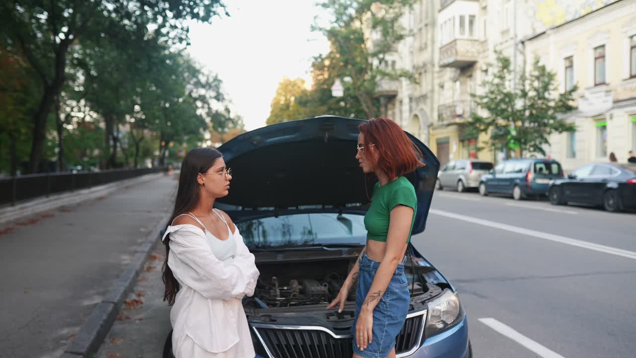 자동차 고장 난 여성