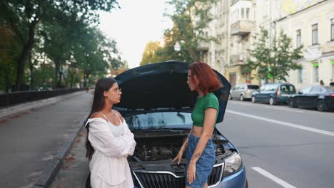 mujeres con una avería de coche