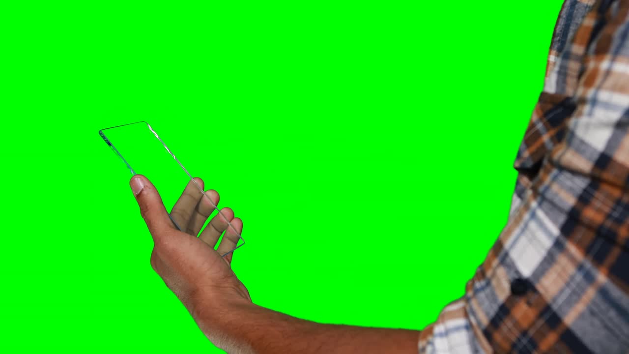 Uomo che finge di usare un tablet digitale