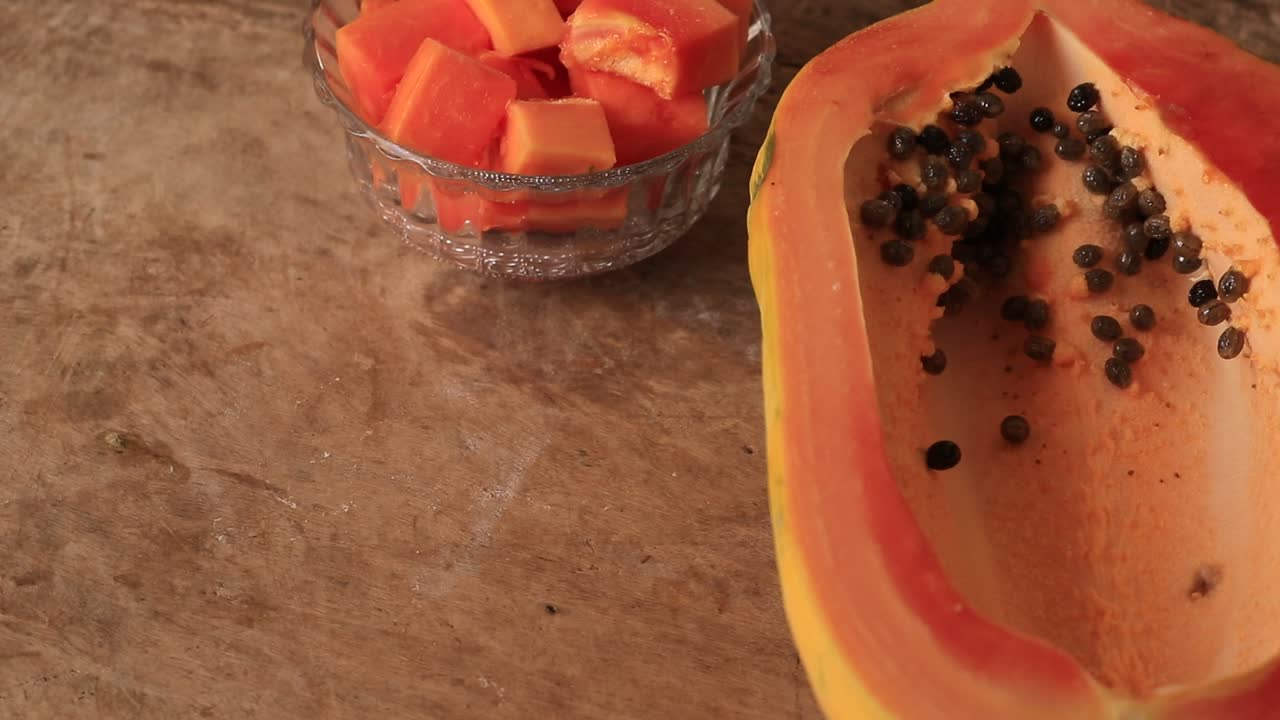 papaya fresca en rodajas sobre una mesa