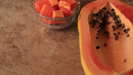 papaya fresca en rodajas sobre una mesa