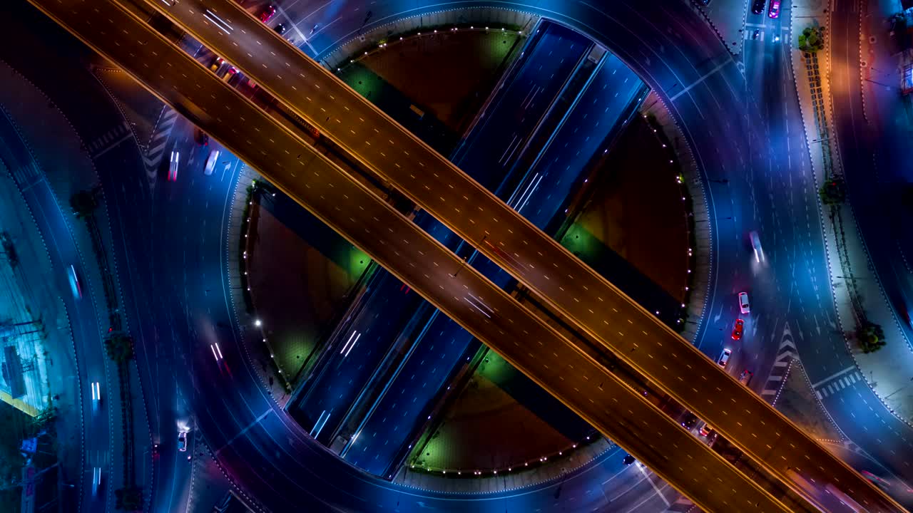 hyper lapse aéreo o time lapse vista de arriba hacia abajo sobre gran tráfico intersección rotativa área urbana de gran ciudad, 4k uhd zoom out drone hyper lapse aéreo. transporte urbano, tecnología futura, concepto logístico de comunicación.