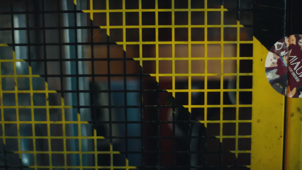 decoración de clubes industriales en barras, hormigón y metal, filmada de manera cinematográfica en 4k