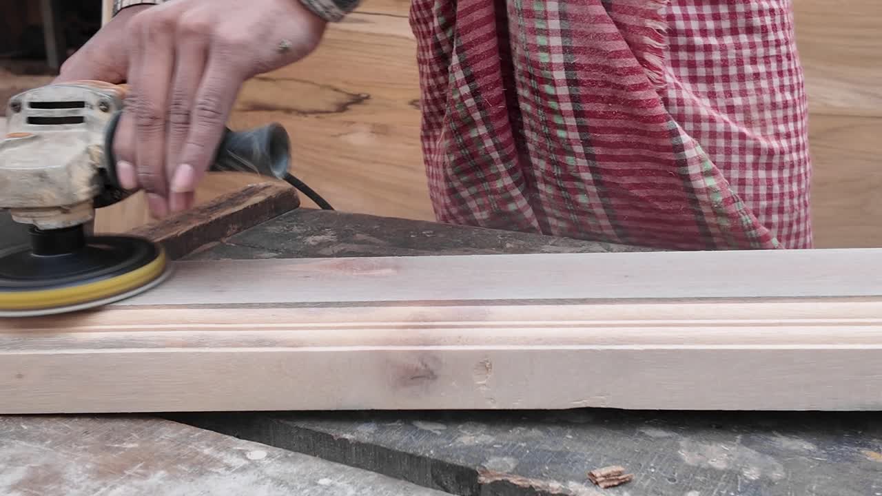 proceso de carpintería: lijado de una tabla de madera