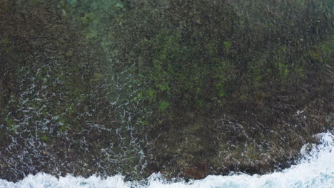 Vogelperspektive-Von-Wellen,-Die-Am-Strand-Von-Bali-Indonesien-Schäumen-Und-Zermalmen