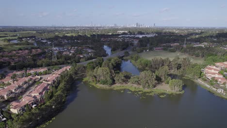 mudgeeraba creek rodeado de casas y edificios en la ciudad de robina en queensland, australia