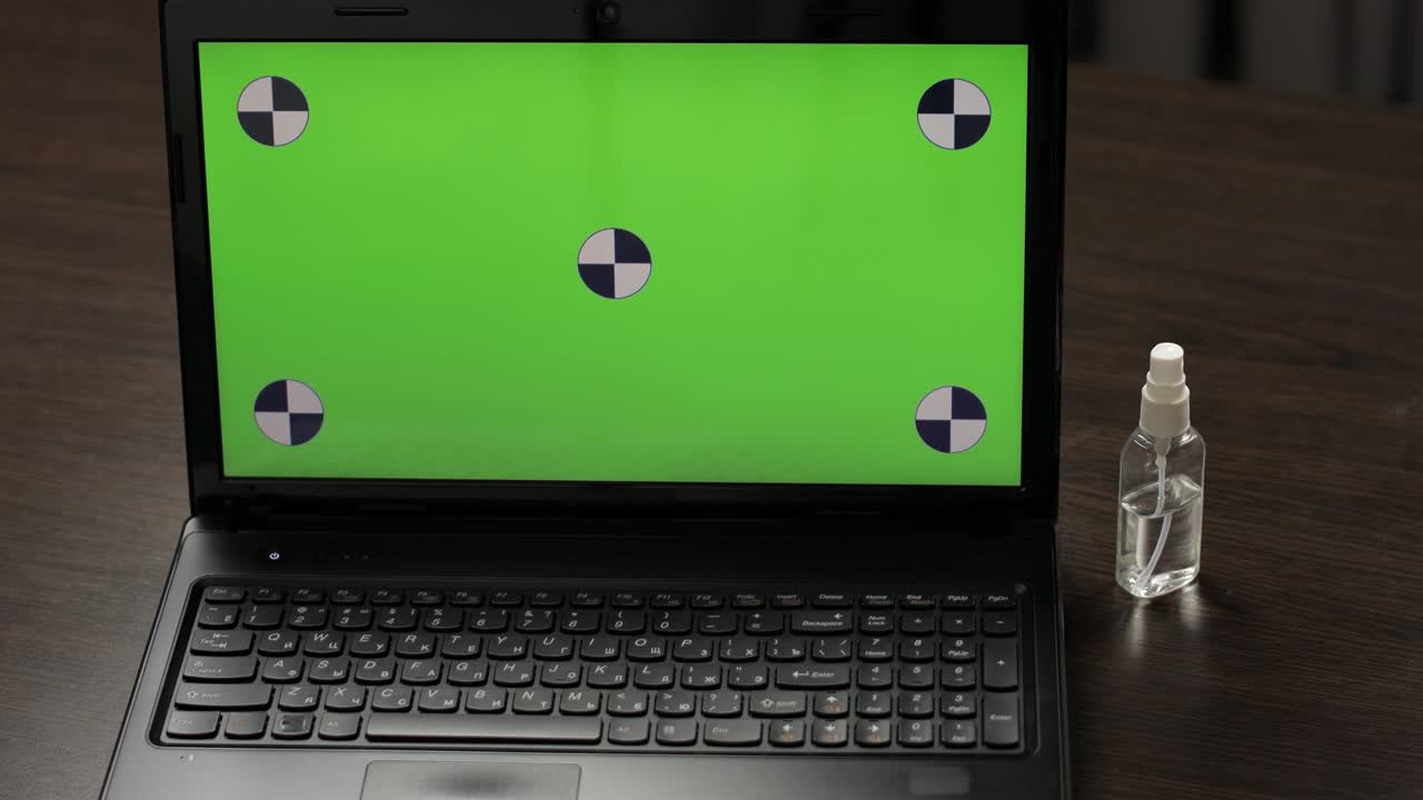 la mano toma la máscara de la computadora portátil con pantalla verde, llave de croma. coronavirus covid-19