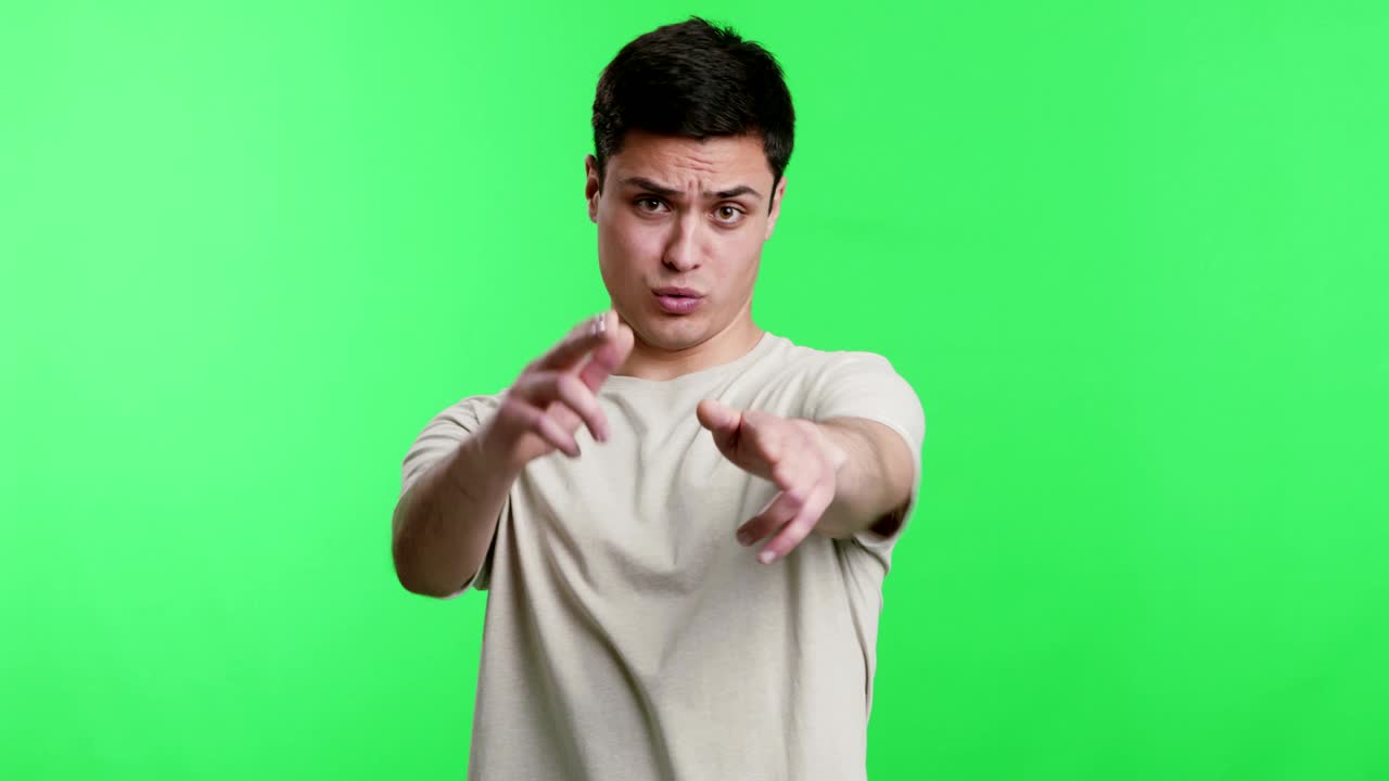 젊은 남자가 손으로 카메라를 향해 촬영하고 있습니다.