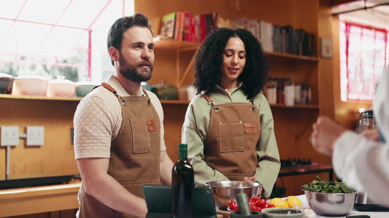 Pessoas em uma aula de culinária
