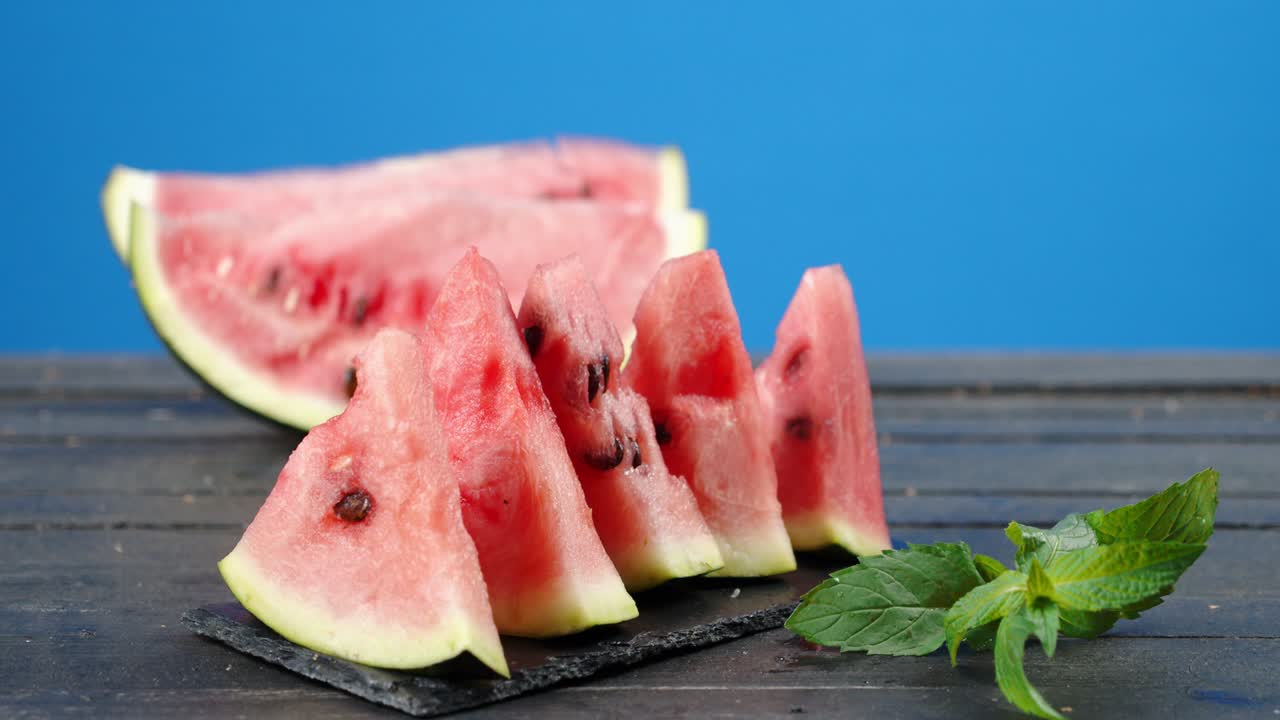las rebanadas de sandía jugosa en una mesa de madera giran lentamente.