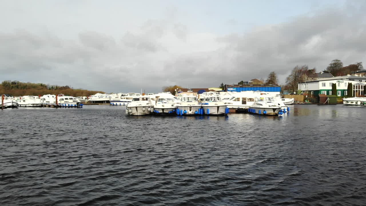 공중 - 호수 위, 많은 보트와 요트가 있는 부두 방향