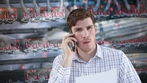 hombre caucásico hablando en un teléfono inteligente contra el procesamiento de datos de seguridad cibernética y el cierre del servidor
