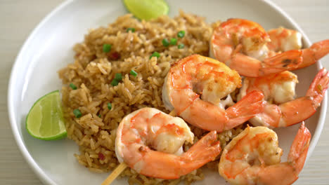 Arroz-Frito-Con-Gambas-O-Brochetas-De-Gambas