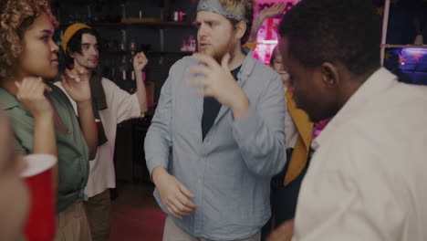amigos divirtiéndose en una fiesta