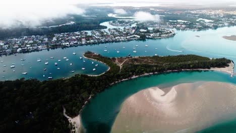 la ciudad de noosaville y la desembocadura del río noosa en el condado de noosa, queensland, australia