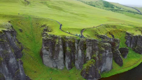 Die-Majestätische-Schlucht-Fjaðrárgljúfur-In-Island---Drohnenaufnahme-Aus-Der-Luft