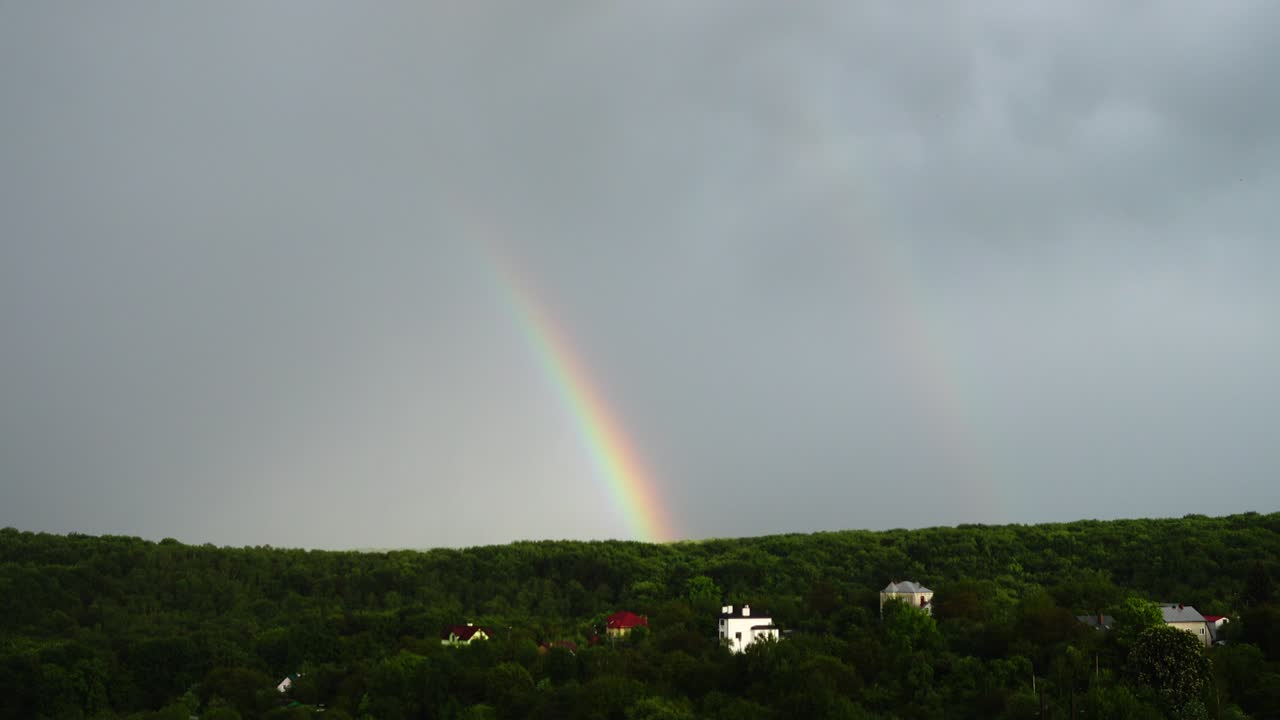 arco iris en el cielo después de la lluvia.